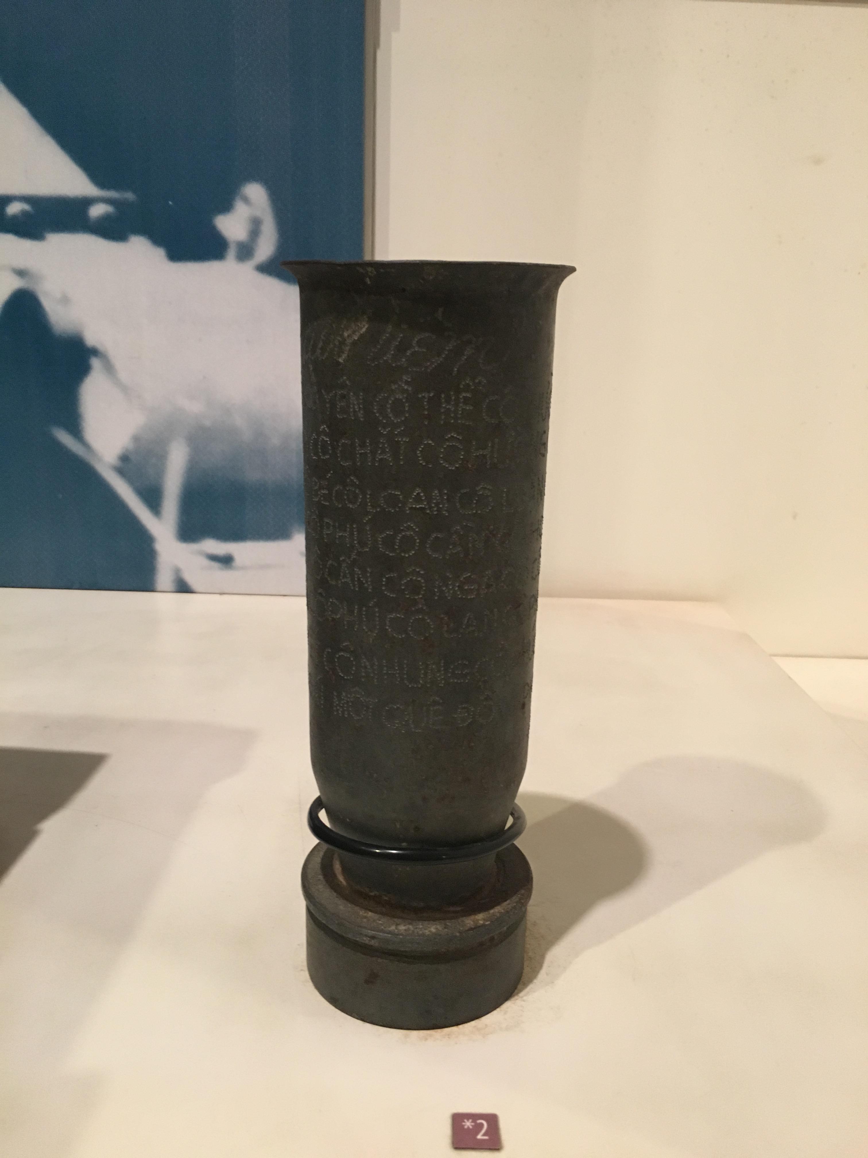 Lọ hoa làm từ vỏ đạn pháo